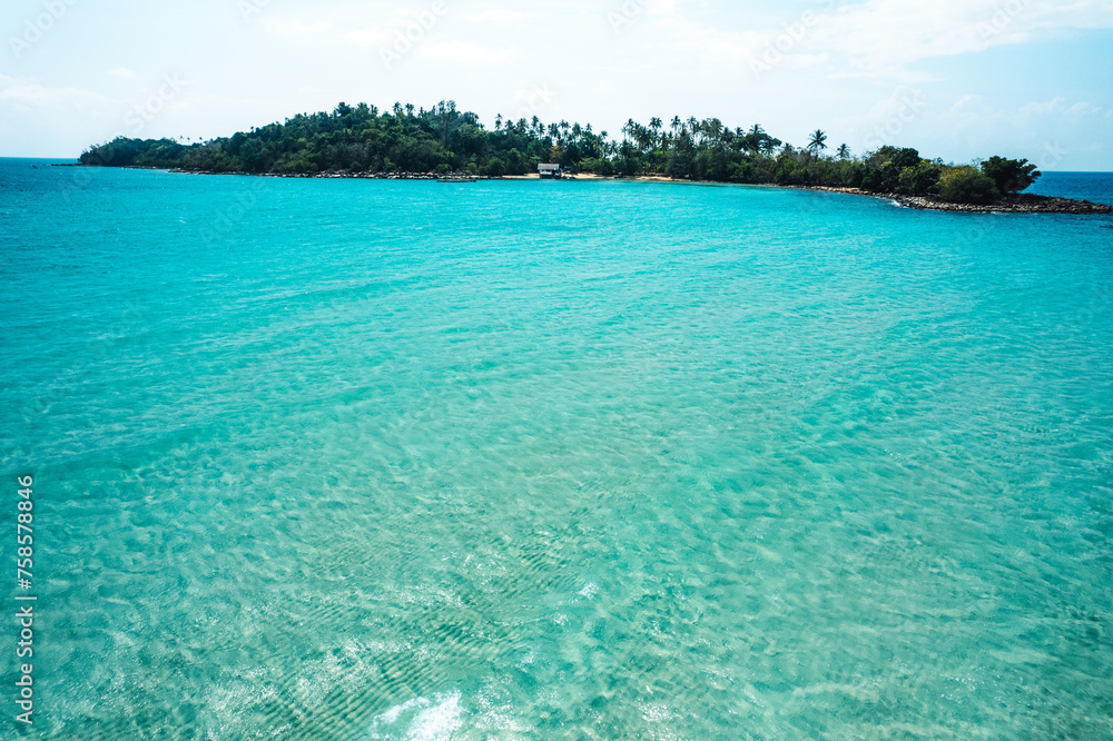 Fototapeta premium Travel summer,Clear sea and waves at the beach on the island