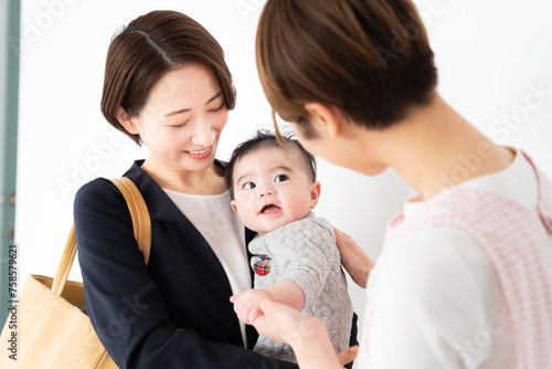 Fotografie 保育園に子供を預けるワーキングマザー