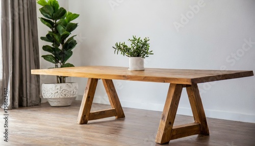 Mesa de madera en una habitación