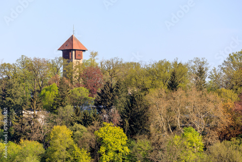 Der Wasserturm auf dem Burgberg ist ein auf dem Burgberg in der mittelfränkischen Stadt Erlangen gelegener Wasserturm, blauer Himmel im Hintergrund.