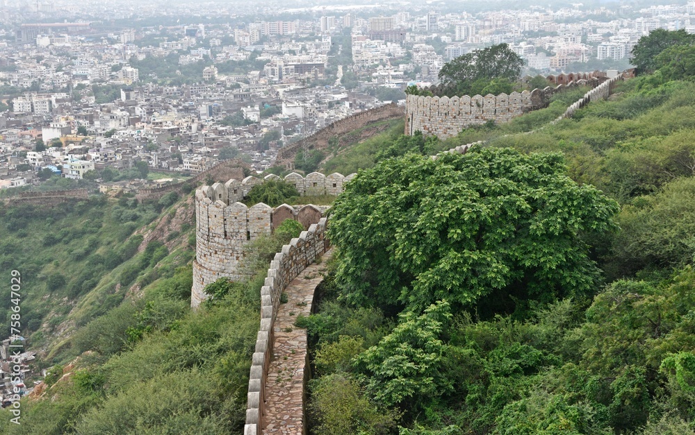 Obraz premium Fortified wall on mountains at Amber fort, Jaipur, Rajasthan, India