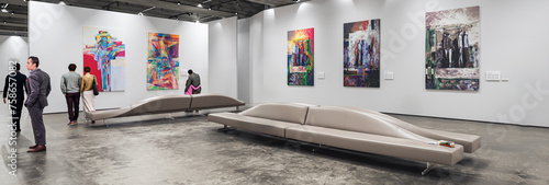 Besucher in einer Modern Art Gallery – panoramische3D-Visualisierung © 4th Life Photography