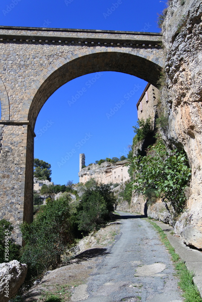 Brücke und Burgruine in Minerve in Okzitanien