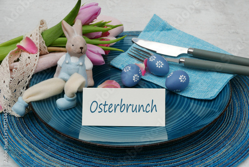Der Text Osterbrunch mit Osterdekoration und Blumen.