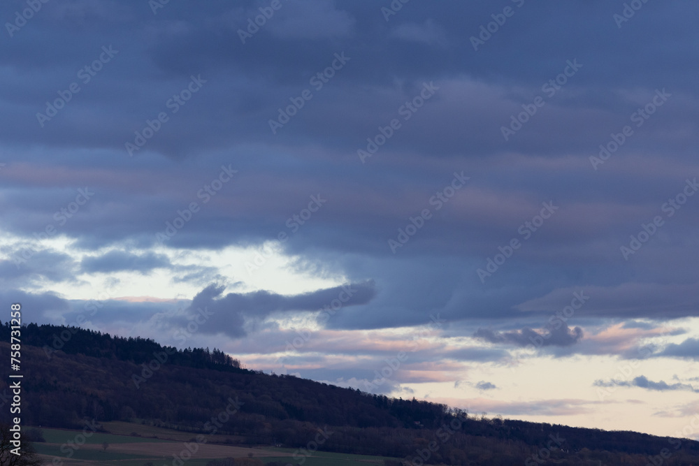 Viele Wolken am Himmel im Schaumburger Land an einem kalten Winterrabend in der Dämmerung