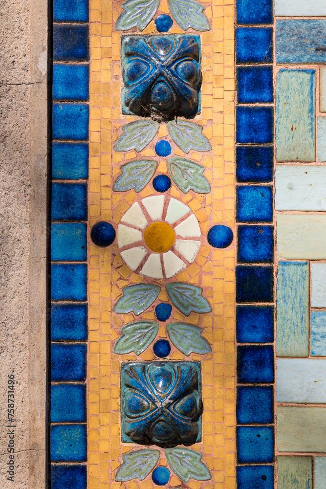 Détail des faïences murales de style art nouveau sur le bâtiment de l’embarcadère dans le Parc de la Tête d’Or à Lyon Détail des faïences murales de style art nouveau sur le bâtiment de l’embarcadère dans le Parc de la Tête d’Or à Lyon