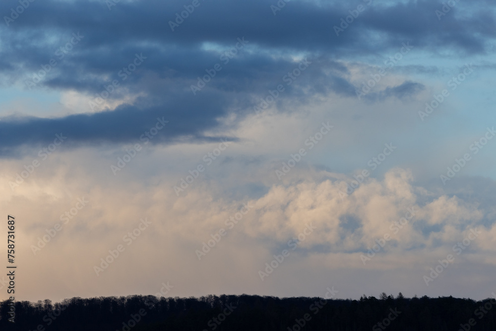 Viele Wolken am Himmel im Schaumburger Land an einem kalten Winterrabend in der Dämmerung