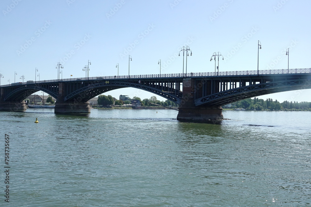 Theodor-Heuss-Brücke zwischen Mainz und Wiesbaden Theodor-Heuss-Brücke zwischen Mainz und Wiesbaden