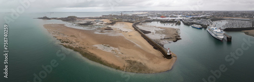 vue aérienne panoramique du phénomène de grande marée au dessus de saint malo en Bretagne en mars 2024