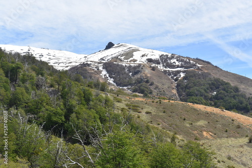 montaña con nieve en primavera con arboles photo