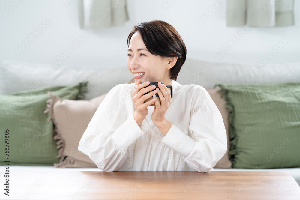 コーヒーを飲む女性 コーヒーを飲む女性