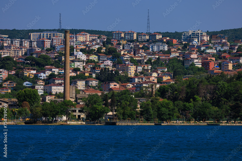 Obraz premium Cityscape View from the water to buildings in the city of Istanbul 