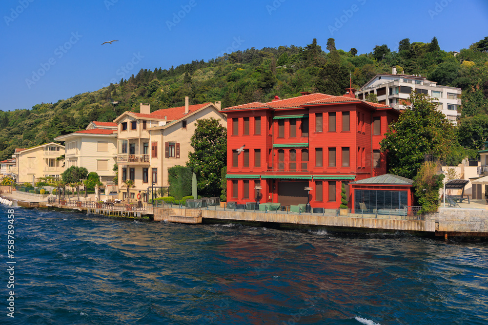 Obraz premium Cityscape View from the water to buildings in the city of Istanbul in public places