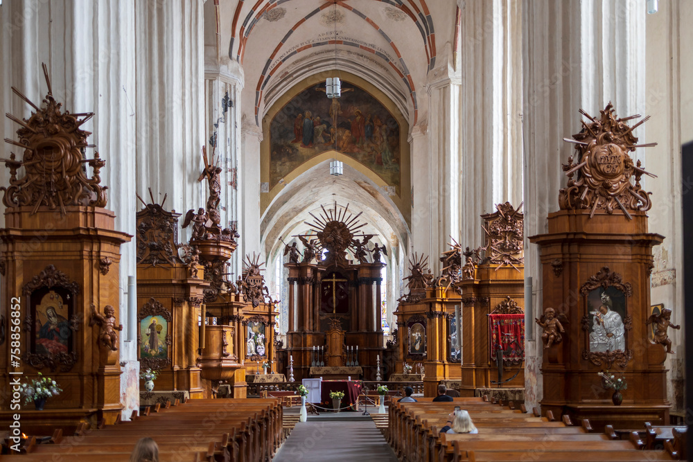 Obraz premium VILNIUS, LITHUANIA - JUNE 15 2023: Interior of the chapel in the Church of St. Francis and St. Bernard with vaulted ceiling and richly decorated Jesus Christ Cross