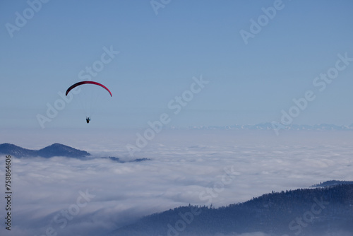 Parapentiste au dessus de la brume