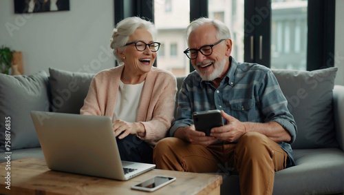 Fröhliches Seniorenpaar genießt gemeinsame Zeit mit Technologie zu Hause