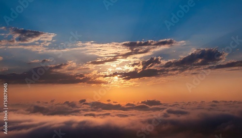 自然的で美しい夕日の雲と空 © ICHI-DESIGN