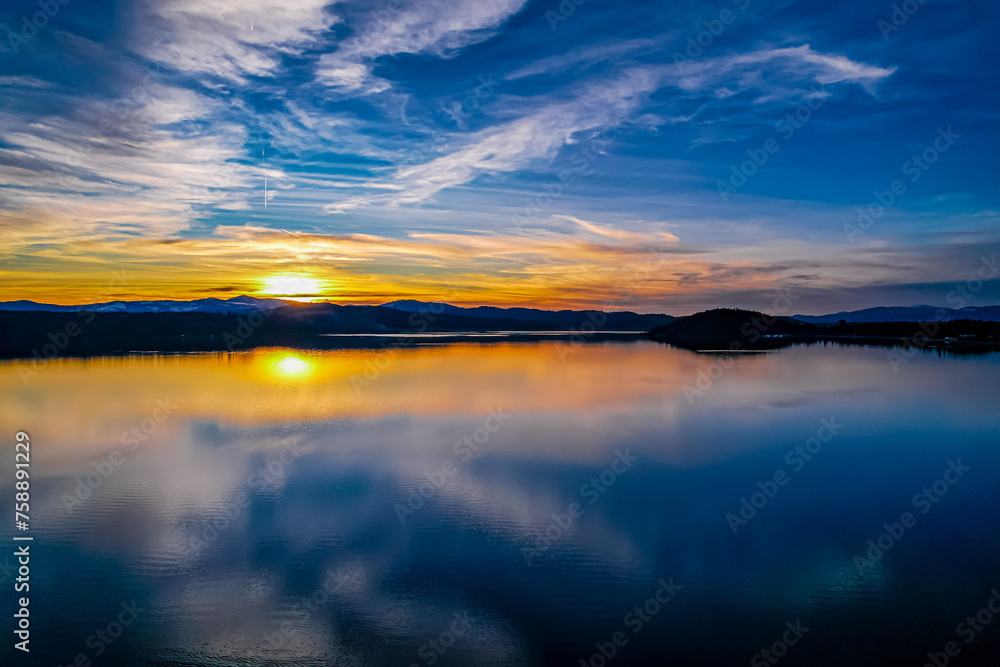 Fototapeta premium Sunset on Coeur d'Alene Lake from Coeur d'Alene Lake Drive Bike Path