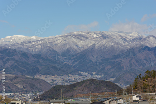 春の訪れが近い山の風景