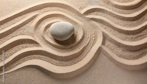 Japanischer Garten mit einem großen Krieselstein und Wellen im Sand