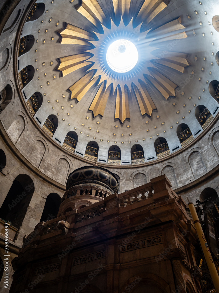 Fototapeta premium Inside the Church of the Holy Sepulchre