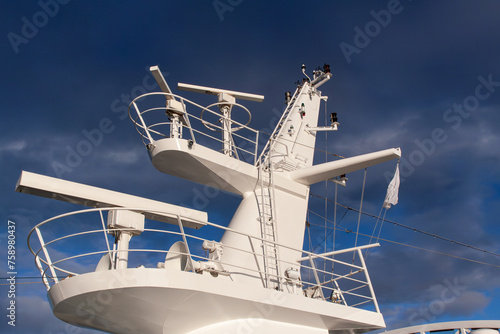Radarmast auf einem modernen Kreuzfahrtschiff, 