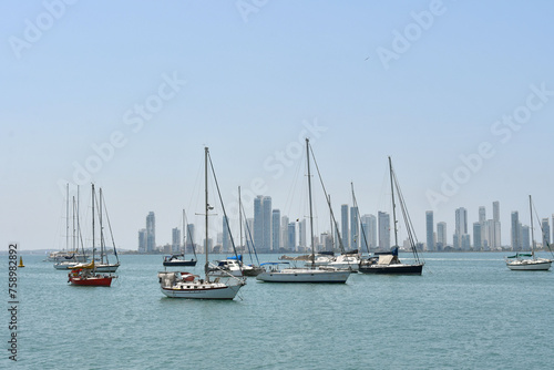 Bahía de Cartagena a medio día con botes navegando en ella, paisaje urbano.