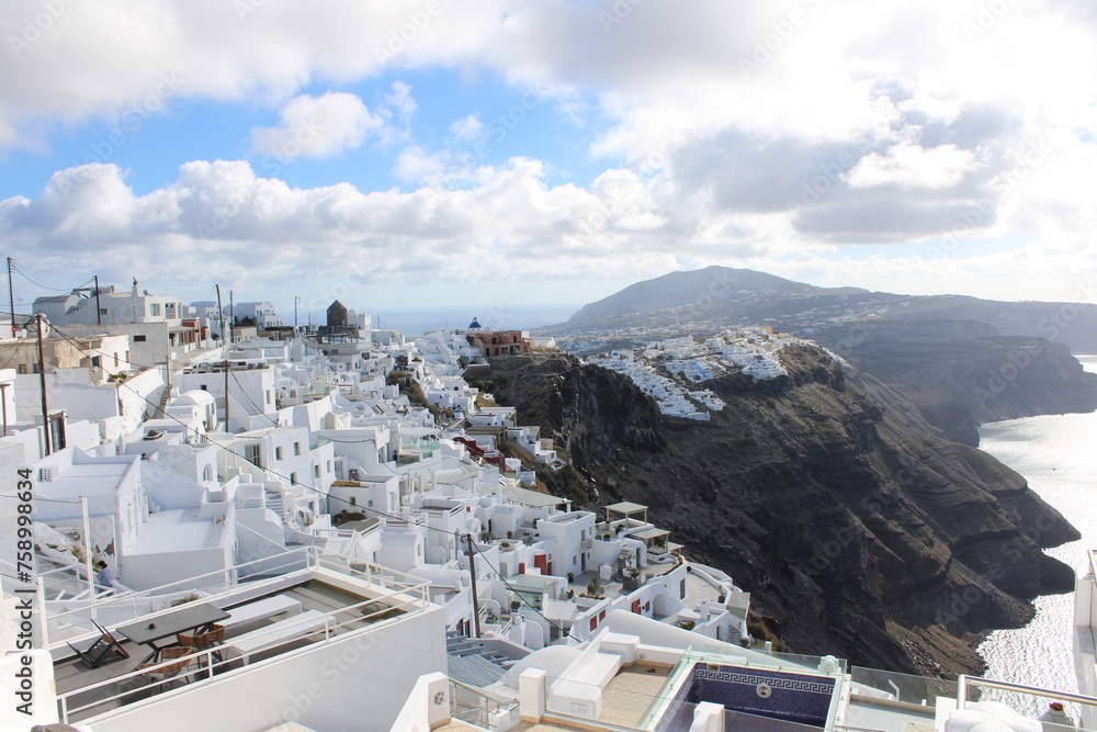 Herrlicher Blick über die Caldera von Santorini mit weißen Häusern