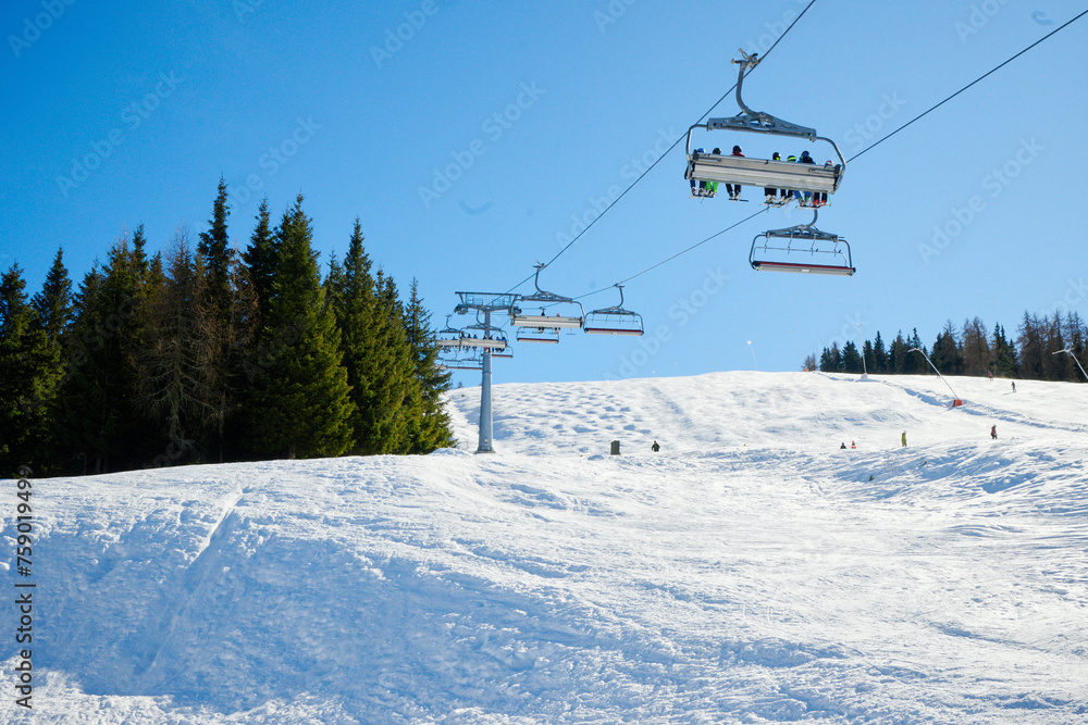 Wyciąg narciarski, kanapa, kolej linowa w ośrodku narciarskim w górach. śnieg, zima, słońce. Pod światło. - obrazy, fototapety, plakaty 