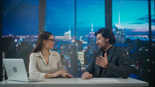 Canvastavla Male and female presenters in the studio