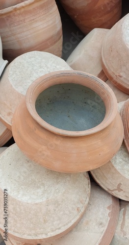 sand poat used to cook food in natural way.