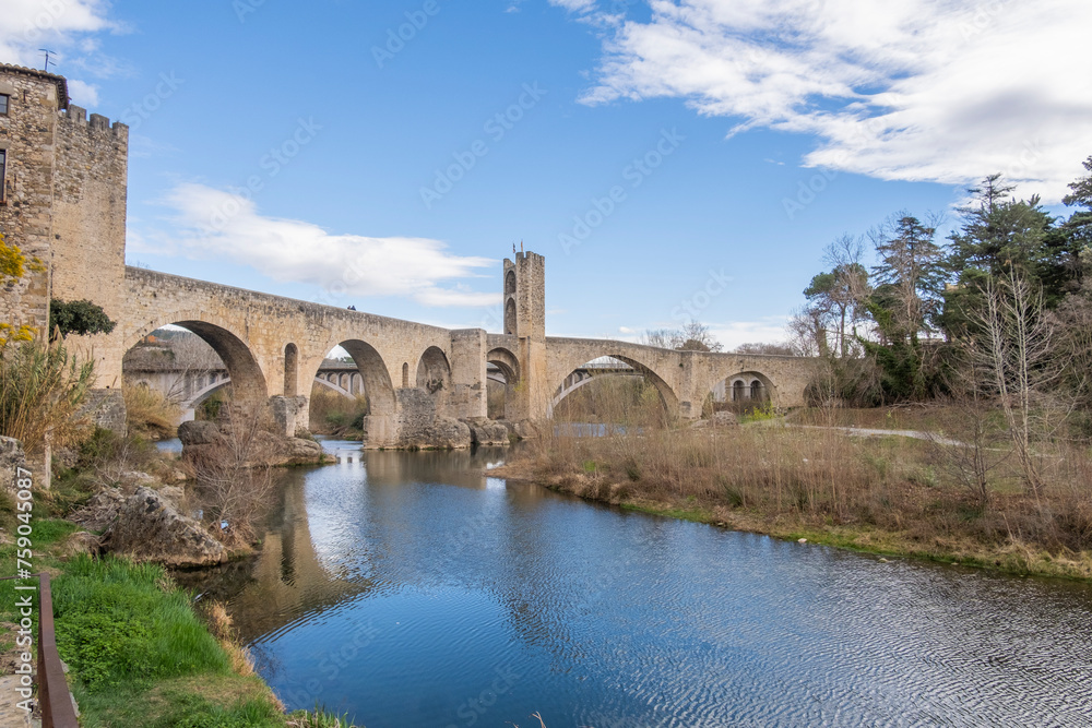 Puente de Besalú, pueblo medieval de Girona