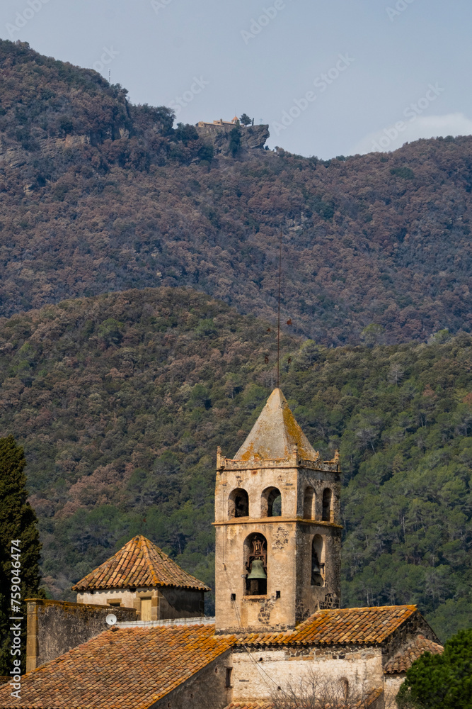 Iglesia de Canet d'Adri con la cima de Rocacorba al fondo