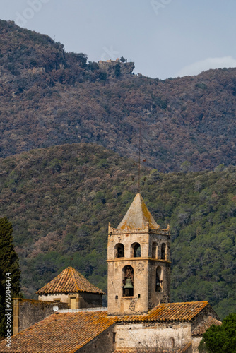 Iglesia de Canet d'Adri con la cima de Rocacorba al fondo