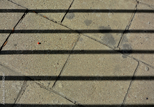 szare tło z czerwonym punktem, betonowe, szare płyty chodnikowe na miejskiej drodze ulicznej, gray paving stones, gray background, concrete paving slabs, Gray paving slabs in urban street road,