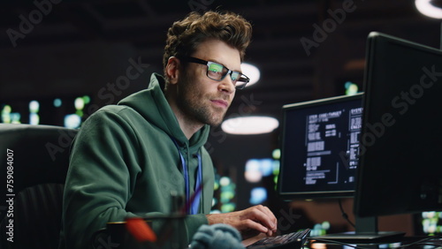Foto Datacenter analyst looking monitors in advanced monitoring office closeup