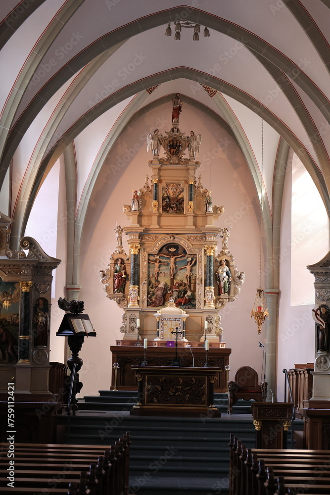 Blick in eine Historische Kirche im Zentrum der Stadt Rietberg in Nordrhein-Westfalen