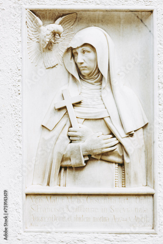 Heiligenfigur im Klostergarten in Kaufbeuren in Bayern. Sehenswürdigkeit in Kaufbeuren
