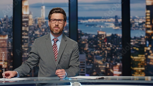 Φωτογραφία Anchorman reporting tv live news evening program