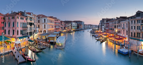 Blick von der Rialtobrücke auf den Canal Grande, Venedig, Italien photo