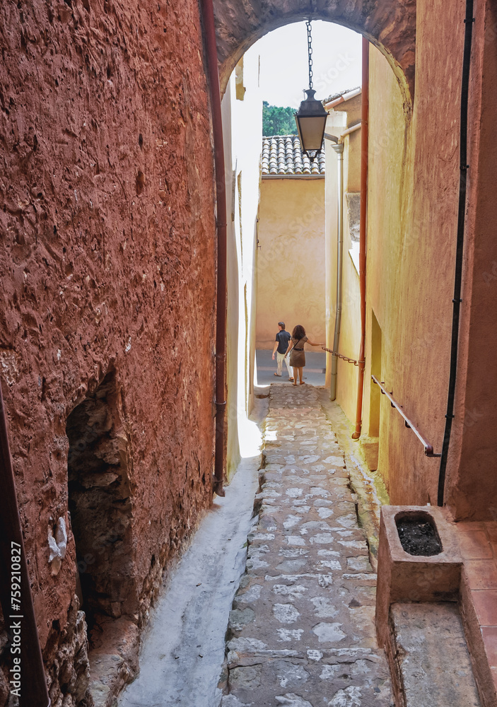 Narrow alley in historic Roussillon town, France - obrazy, fototapety, plakaty 