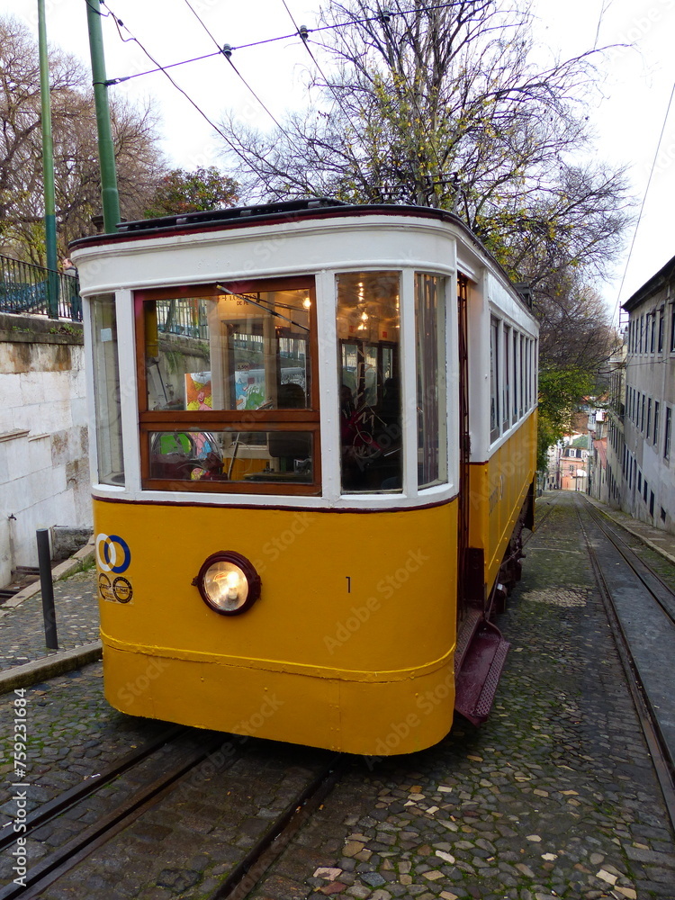 Naklejka premium Tramway jaune à Lisbonne