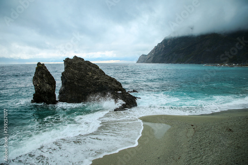 Wallpaper Mural waves crashing on rocks Torontodigital.ca