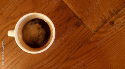 Fotografia demitasse of black espresso - (doppio nero espresso) on the dining room table