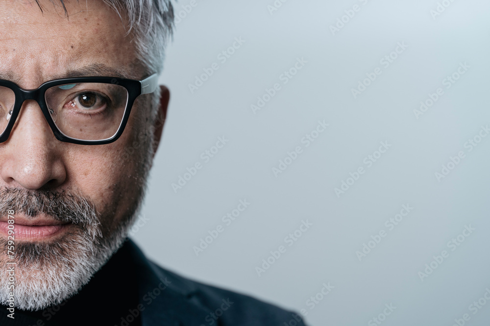 Fototapeta premium メガネをかけたミドル世代日本人男性の半顔