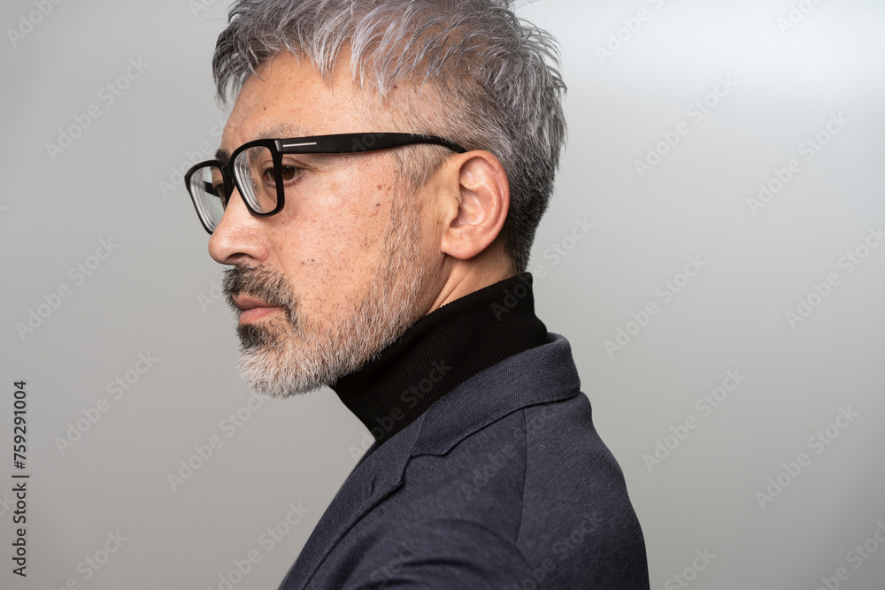 Fototapeta premium メガネをかけたミドル世代の男性の横顔