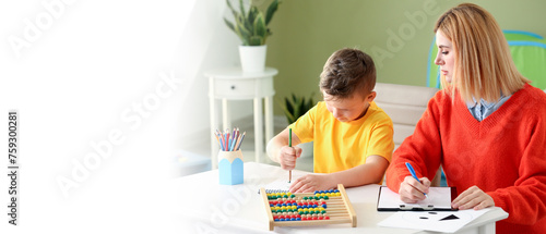 Foto Female psychologist working with boy suffering from autistic disorder
