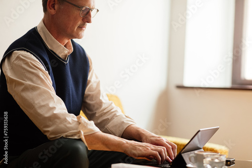 Man typing on laptop photo