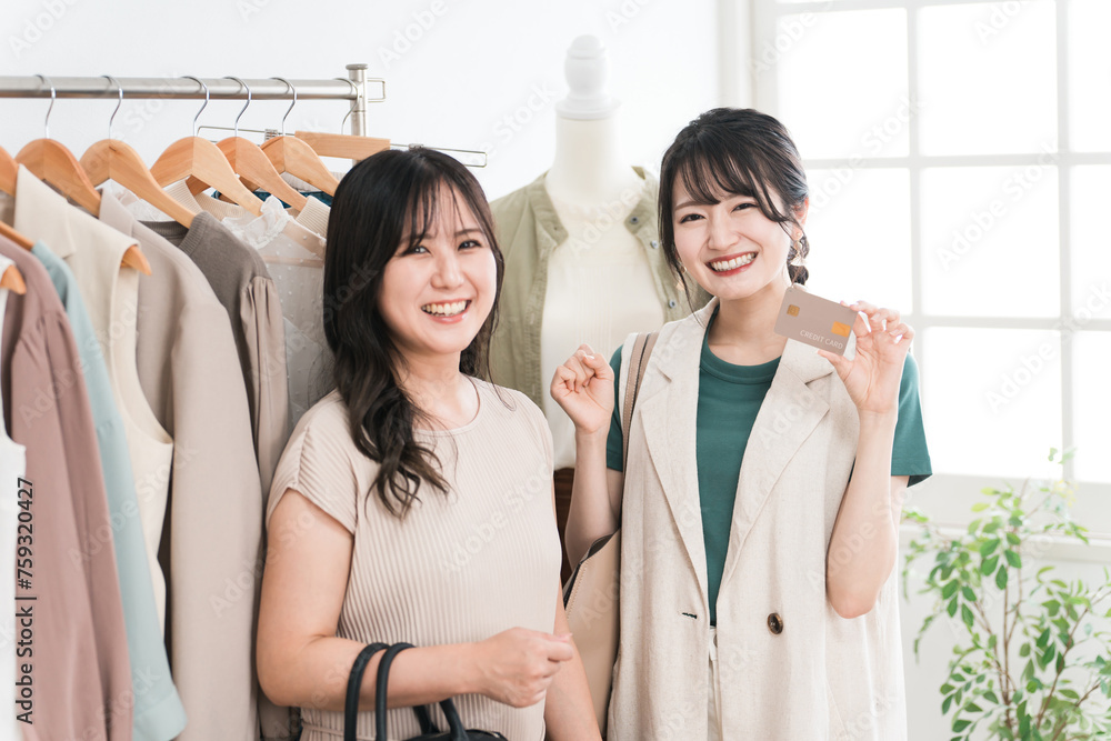 クレジットカードを使う女性(買い物・ショッピング・電子決済)
クレジットカードを使う女性(買い物・ショッピング・電子決済)