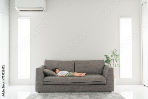 家のソファで寝るアジア人の子供（男の子・熟睡・睡眠・眠る・お昼寝）
 photo